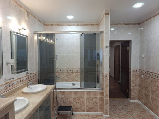 Продам трехкомнатную (3-комн.) квартиру, Генерала Кныша ул, 15, Гатчина г