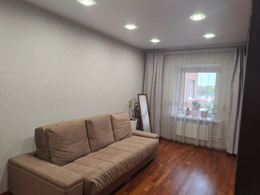 Продам трехкомнатную (3-комн.) квартиру, Генерала Кныша ул, 15, Гатчина г