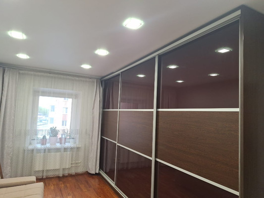 Продам трехкомнатную (3-комн.) квартиру, Генерала Кныша ул, 15, Гатчина г