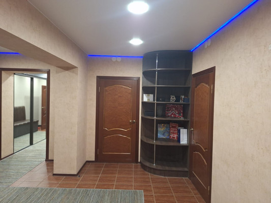 Продам трехкомнатную (3-комн.) квартиру, Генерала Кныша ул, 15, Гатчина г