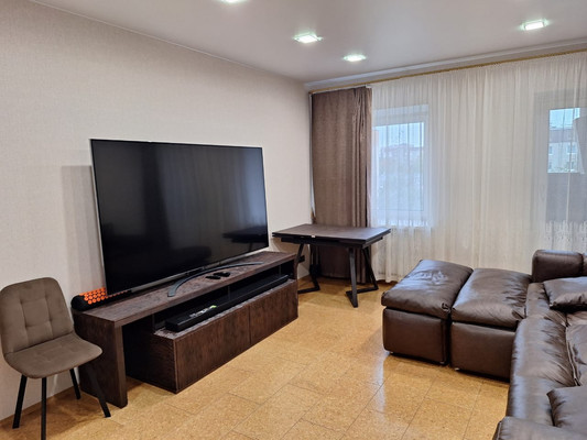 Продам трехкомнатную (3-комн.) квартиру, Генерала Кныша ул, 15, Гатчина г