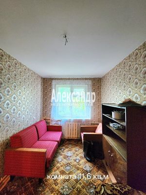 Продам трехкомнатную (3-комн.) квартиру, Романтиков ул, д. 13, Кириши г