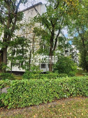 Продам трехкомнатную (3-комн.) квартиру, Романтиков ул, д. 13, Кириши г