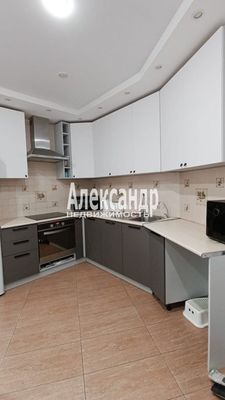 Продам трехкомнатную (3-комн.) квартиру, Привокзальная пл, 5Ак5, Мурино п