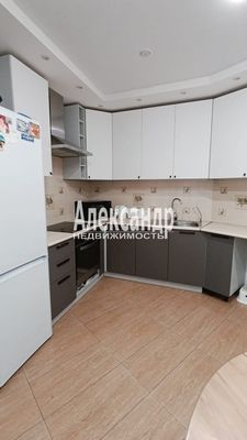 Продам трехкомнатную (3-комн.) квартиру, Привокзальная пл, 5Ак5, Мурино п