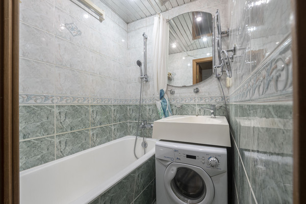 Продам трехкомнатную (3-комн.) квартиру, Подольская ул, 11, Москва г