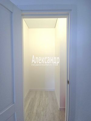 Продам трехкомнатную (3-комн.) квартиру, Уральская ул, 25, Санкт-Петербург г