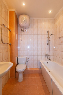 Продам двухкомнатную (2-комн.) квартиру, А.Суворова ул, 40, Калининград г