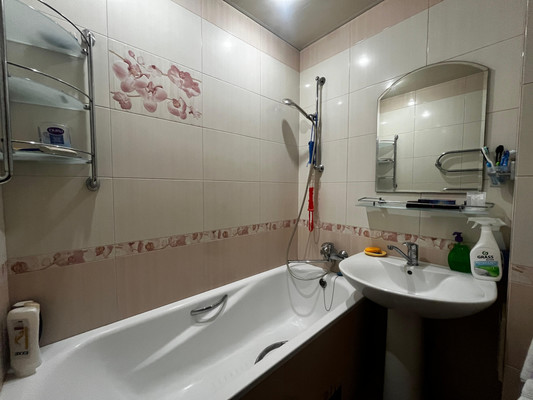 Продам трехкомнатную (3-комн.) квартиру, Тырныаузская ул, 14к4, Нальчик г