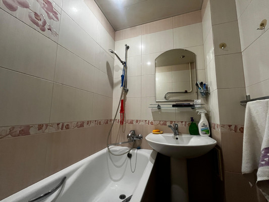 Продам трехкомнатную (3-комн.) квартиру, Тырныаузская ул, 14к4, Нальчик г