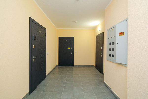 Продам двухкомнатную (2-комн.) квартиру, Большая Окружная 3-я ул, 243к5, Калининград г