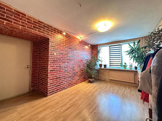 Продам трехкомнатную (3-комн.) квартиру, Заводской пр-кт, 4, Колпино г