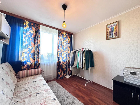 Продам трехкомнатную (3-комн.) квартиру, Заводской пр-кт, 4, Колпино г