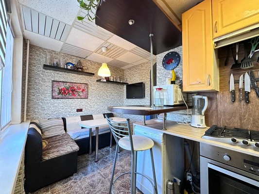 Продам трехкомнатную (3-комн.) квартиру, Заводской пр-кт, 4, Колпино г