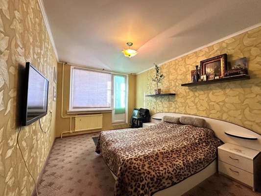 Продам трехкомнатную (3-комн.) квартиру, Заводской пр-кт, 4, Колпино г