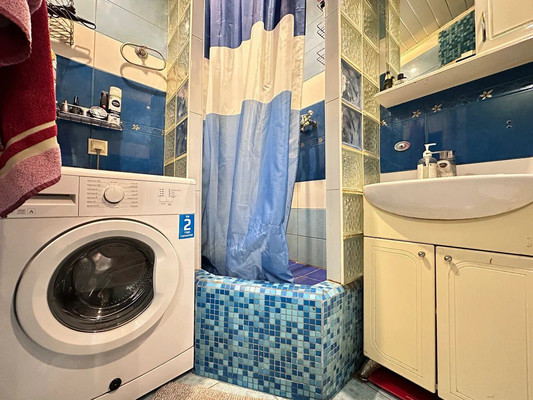 Продам трехкомнатную (3-комн.) квартиру, Заводской пр-кт, 4, Колпино г