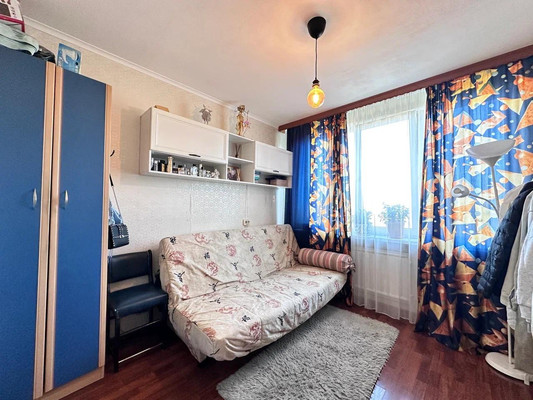 Продам трехкомнатную (3-комн.) квартиру, Заводской пр-кт, 4, Колпино г