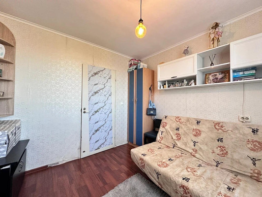 Продам трехкомнатную (3-комн.) квартиру, Заводской пр-кт, 4, Колпино г