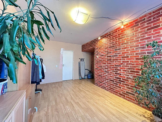 Продам трехкомнатную (3-комн.) квартиру, Заводской пр-кт, 4, Колпино г