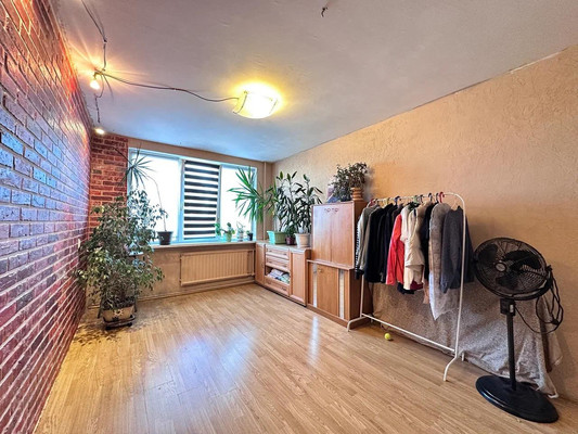 Продам трехкомнатную (3-комн.) квартиру, Заводской пр-кт, 4, Колпино г