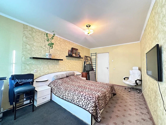 Продам трехкомнатную (3-комн.) квартиру, Заводской пр-кт, 4, Колпино г