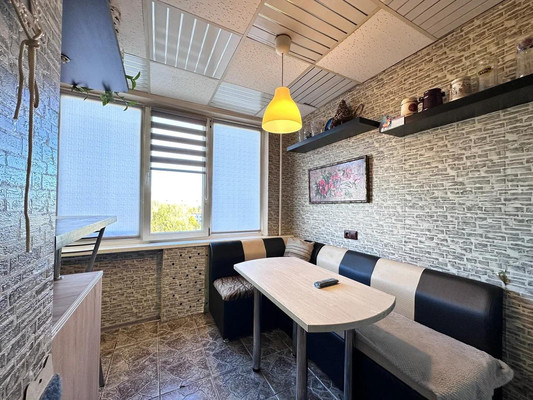 Продам трехкомнатную (3-комн.) квартиру, Заводской пр-кт, 4, Колпино г