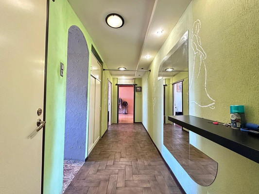 Продам трехкомнатную (3-комн.) квартиру, Заводской пр-кт, 4, Колпино г