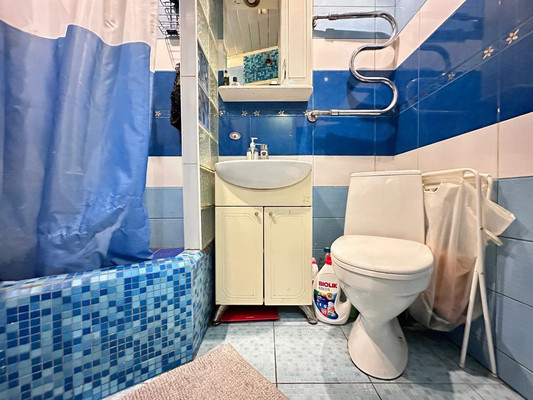 Продам трехкомнатную (3-комн.) квартиру, Заводской пр-кт, 4, Колпино г