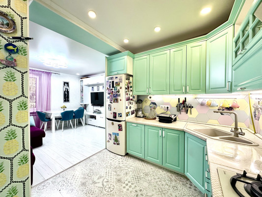 Продам трехкомнатную (3-комн.) квартиру, Водников ул, 19, Астрахань г