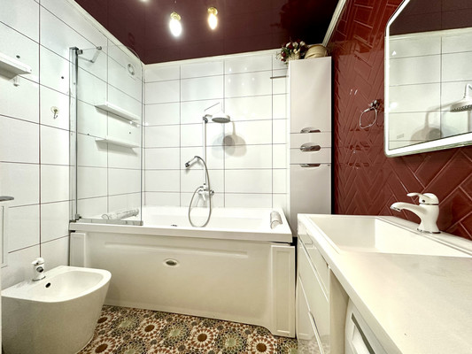 Продам трехкомнатную (3-комн.) квартиру, Водников ул, 19, Астрахань г