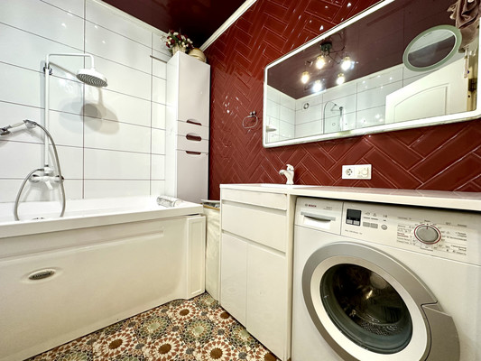 Продам трехкомнатную (3-комн.) квартиру, Водников ул, 19, Астрахань г