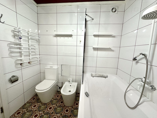 Продам трехкомнатную (3-комн.) квартиру, Водников ул, 19, Астрахань г