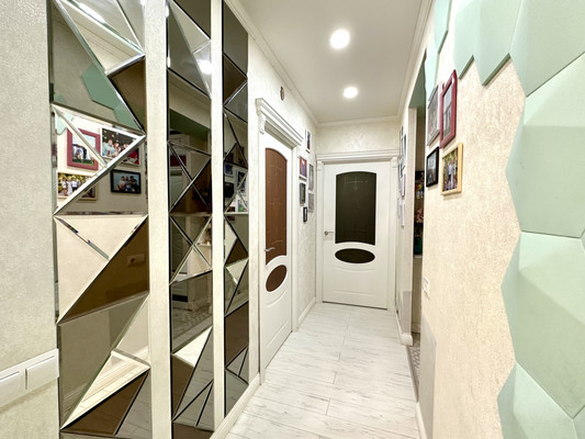 Продам трехкомнатную (3-комн.) квартиру, Водников ул, 19, Астрахань г