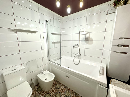 Продам трехкомнатную (3-комн.) квартиру, Водников ул, 19, Астрахань г