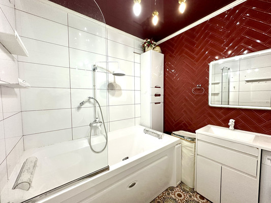 Продам трехкомнатную (3-комн.) квартиру, Водников ул, 19, Астрахань г