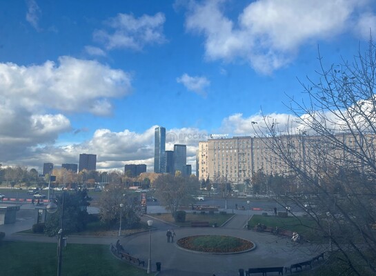 Продам двухкомнатную (2-комн.) квартиру, Победы пл, 1кБ, Москва г