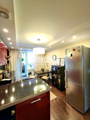 Продам трехкомнатную (3-комн.) квартиру, Строителей ул, 40, Кириши г