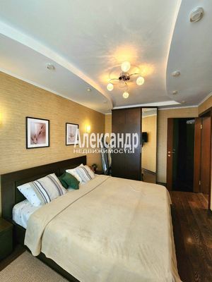 Продам трехкомнатную (3-комн.) квартиру, Строителей ул, 40, Кириши г