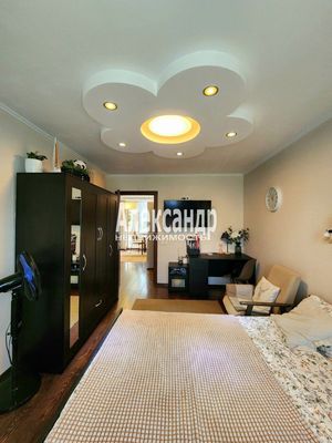 Продам трехкомнатную (3-комн.) квартиру, Строителей ул, 40, Кириши г