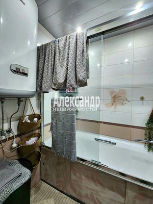 Продам трехкомнатную (3-комн.) квартиру, Строителей ул, 40, Кириши г