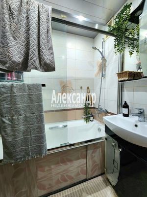 Продам трехкомнатную (3-комн.) квартиру, Строителей ул, 40, Кириши г