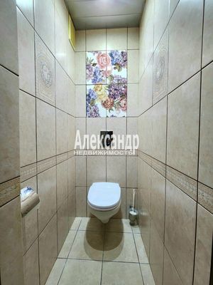 Продам трехкомнатную (3-комн.) квартиру, Строителей ул, 40, Кириши г