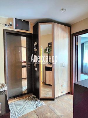 Продам трехкомнатную (3-комн.) квартиру, Строителей ул, 40, Кириши г