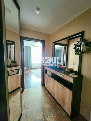 Продам трехкомнатную (3-комн.) квартиру, Строителей ул, 40, Кириши г