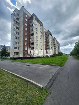 Продам трехкомнатную (3-комн.) квартиру, Строителей ул, 40, Кириши г