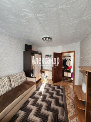 Продам трехкомнатную (3-комн.) квартиру, Мира ул, 10, Кириши г