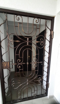 Продам трехкомнатную (3-комн.) квартиру, Луговая ул, 6н/2ак1, Симферополь г