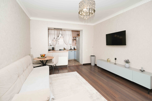 Продам трехкомнатную (3-комн.) квартиру, им. 70-летия Октября ул, 1/1, Краснодар г