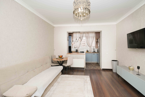 Продам трехкомнатную (3-комн.) квартиру, им. 70-летия Октября ул, 1/1, Краснодар г