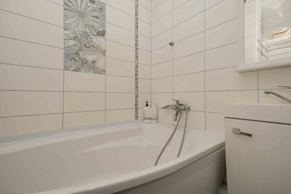 Продам трехкомнатную (3-комн.) квартиру, им. 70-летия Октября ул, 1/1, Краснодар г